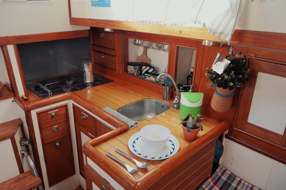 Hotel Cozy Lisbon Marina Sleepaboard - Sail Away Exterior foto