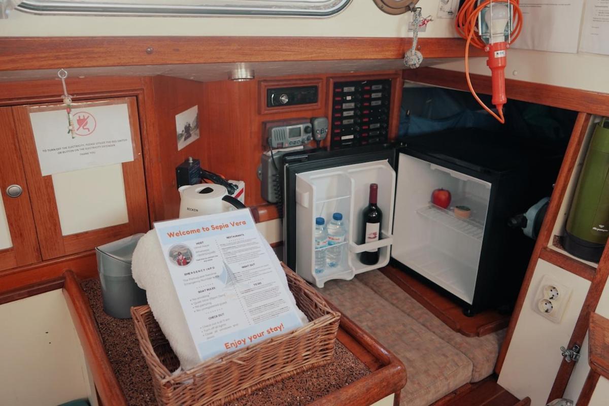 Hotel Cozy Lisbon Marina Sleepaboard - Sail Away Exterior foto